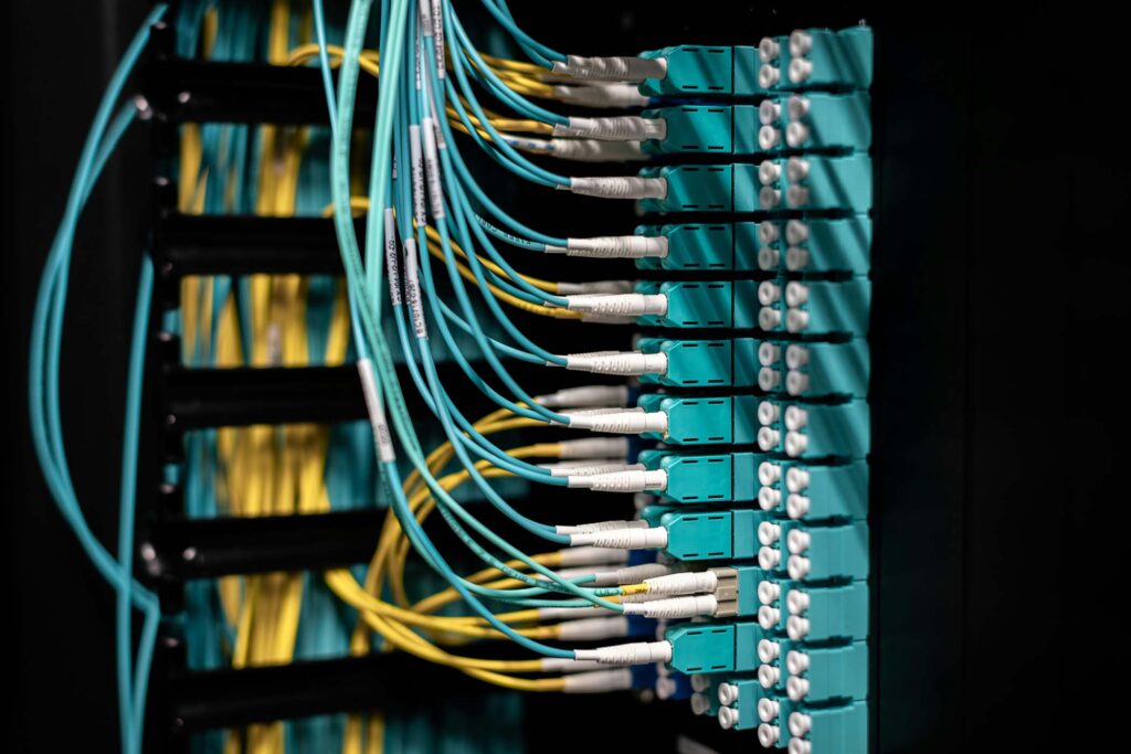 Server mit Kabelinstallation