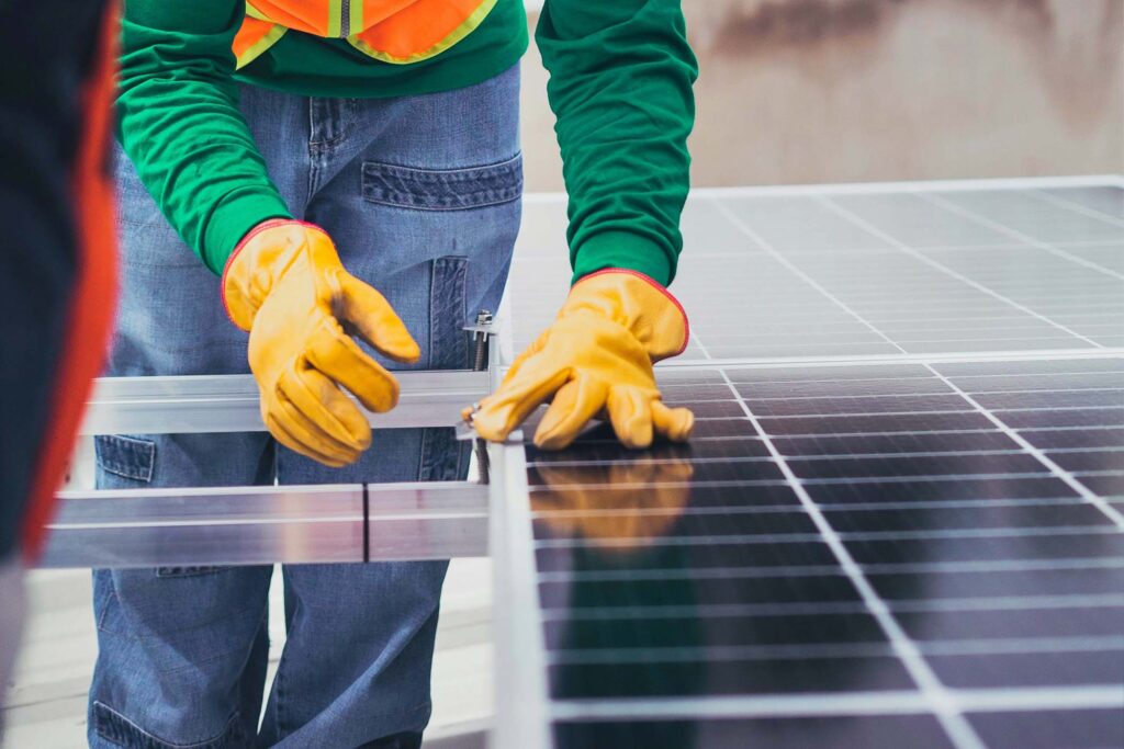 Mann installiert Solarsysteme