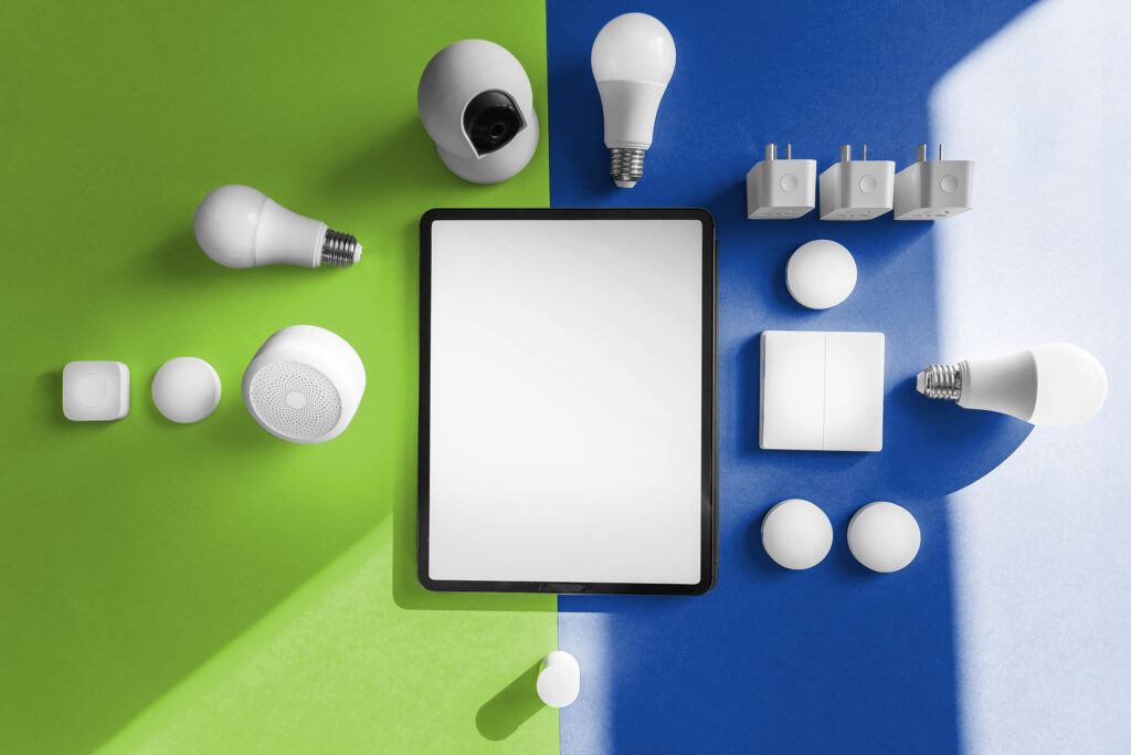 Ein Bild, auf dem in der Mitte ein iPad zu sehen ist und das von Smart-Home-Technologie umgeben ist.
